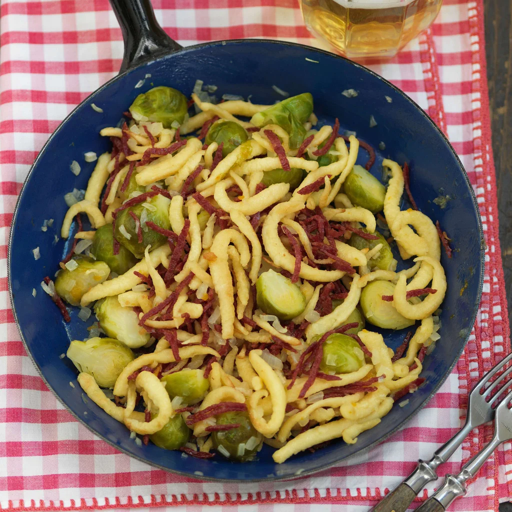 Spätzlipfanne mit Rosenkohl und Hirschsalsiz