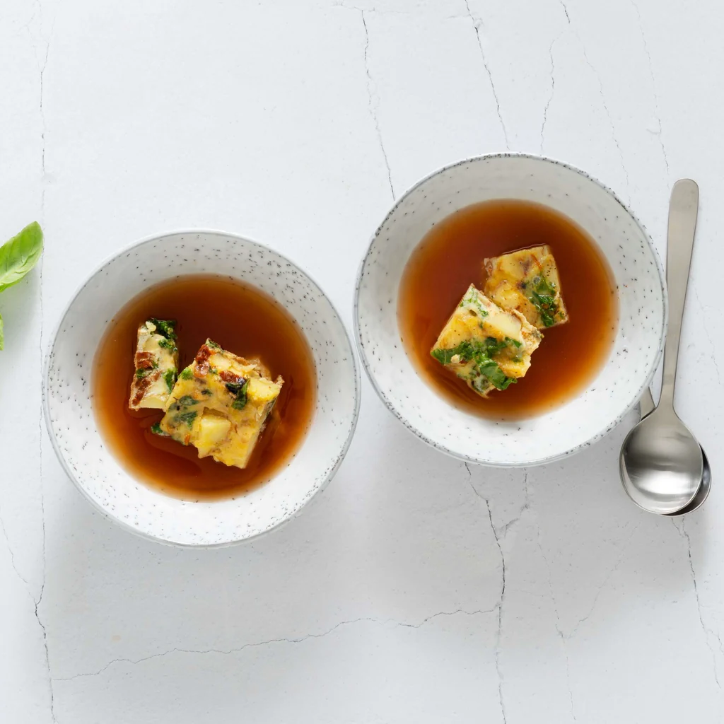 Tomatenbouillon mit Frittata
