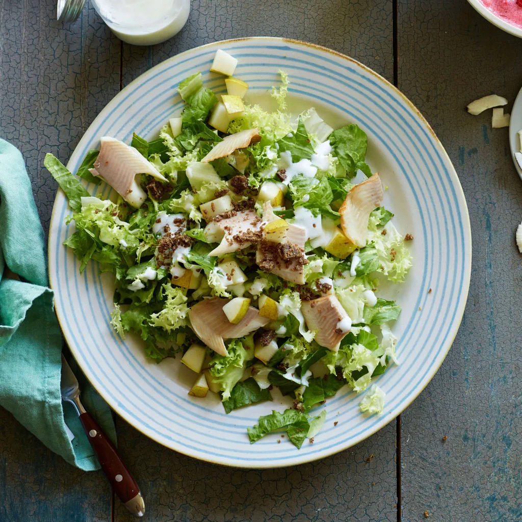 Insalata verde con filetti di trota affumicata