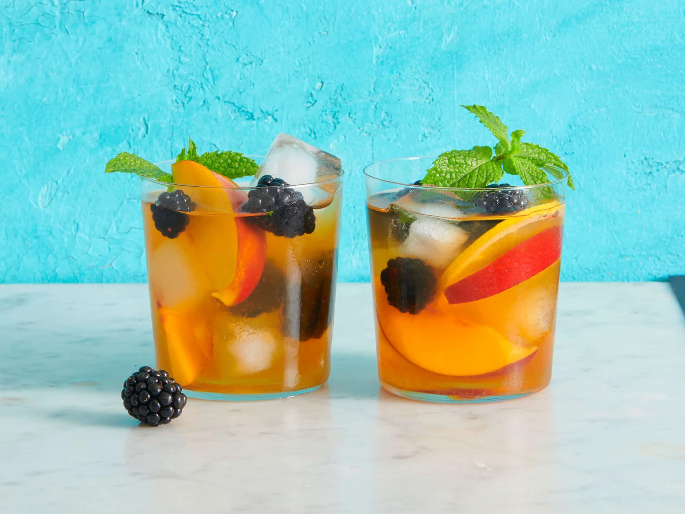 Tè freddo alle nettarine e alle more