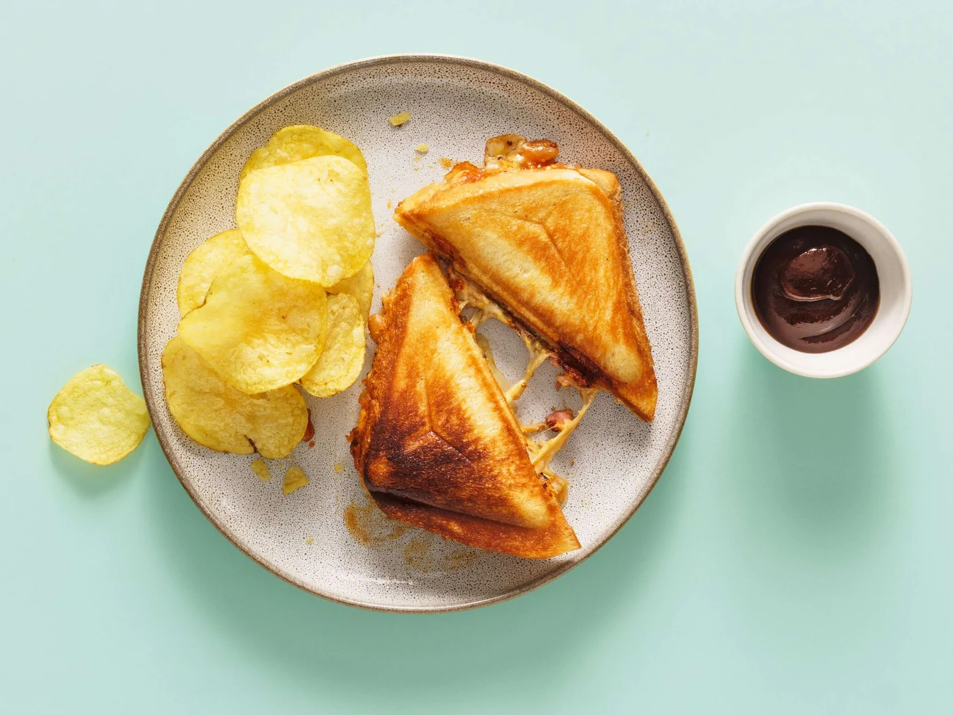 Croque aux baked beans et aux lardons