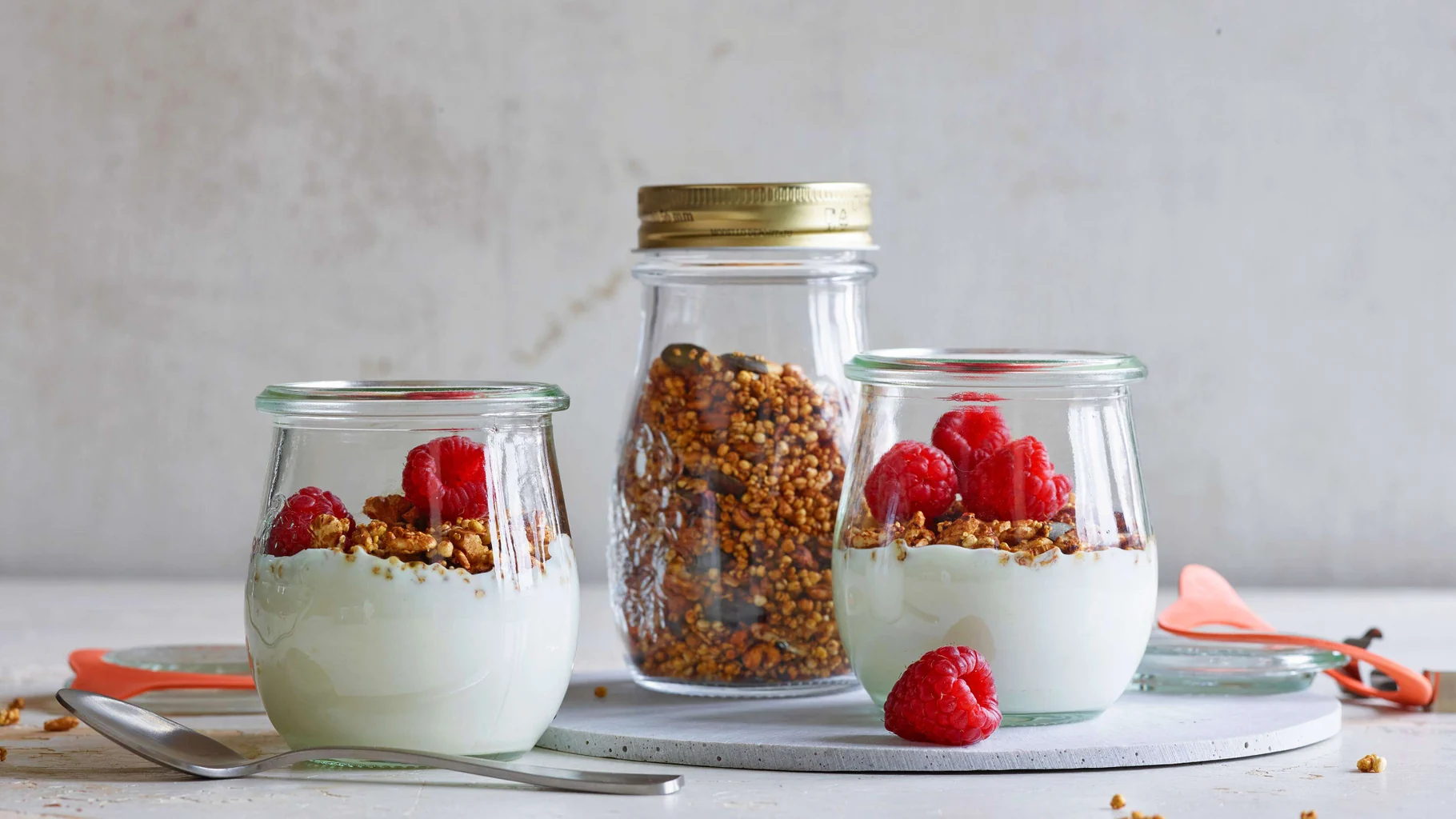 Nuss-Granola mit Himbeeren