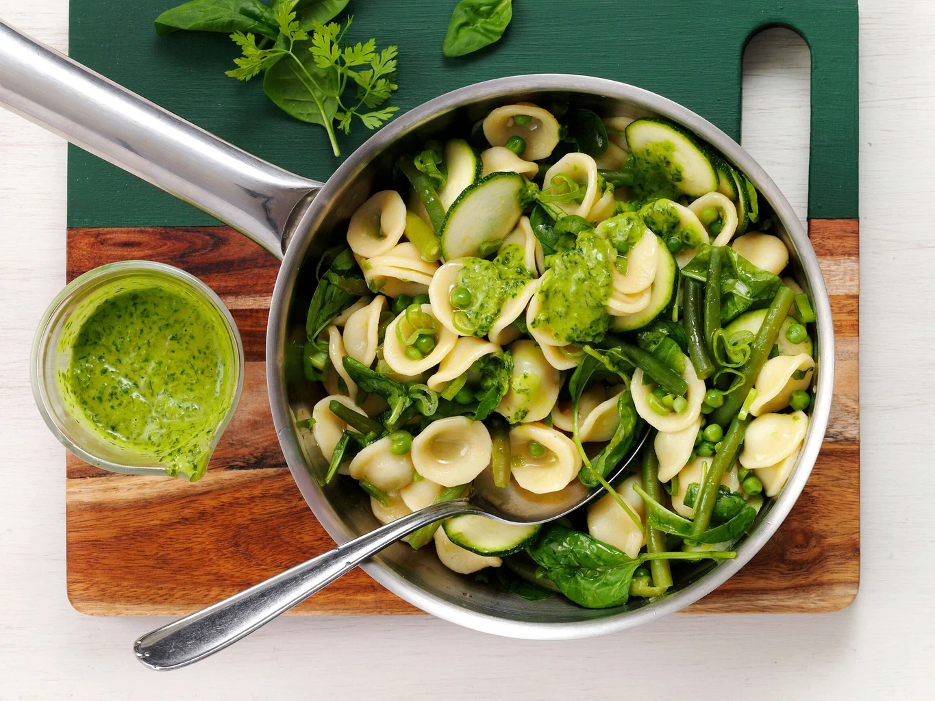 One pot pasta con zucchine, piselli e spinaci