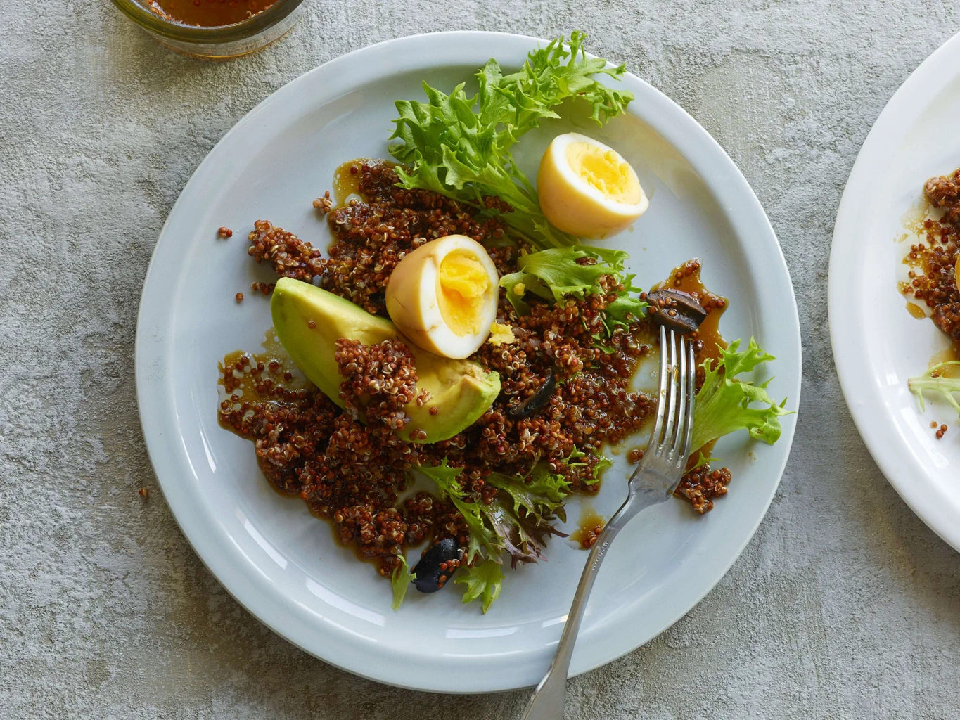 Quinoa-Salat mit Avocado und Soja-Ei