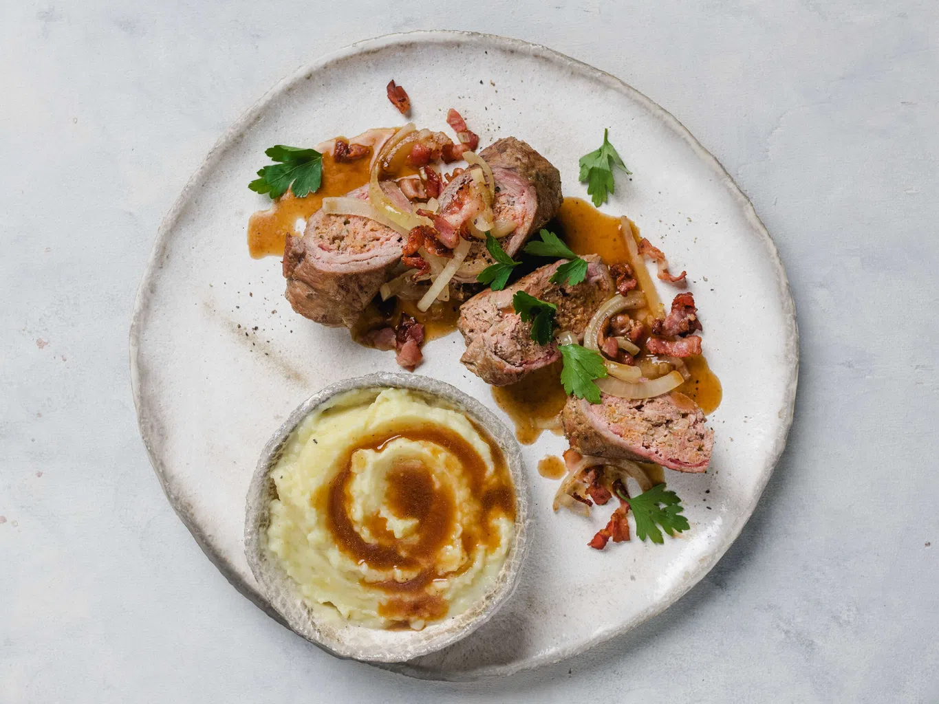 Kalbsfleischvögel mit Speck