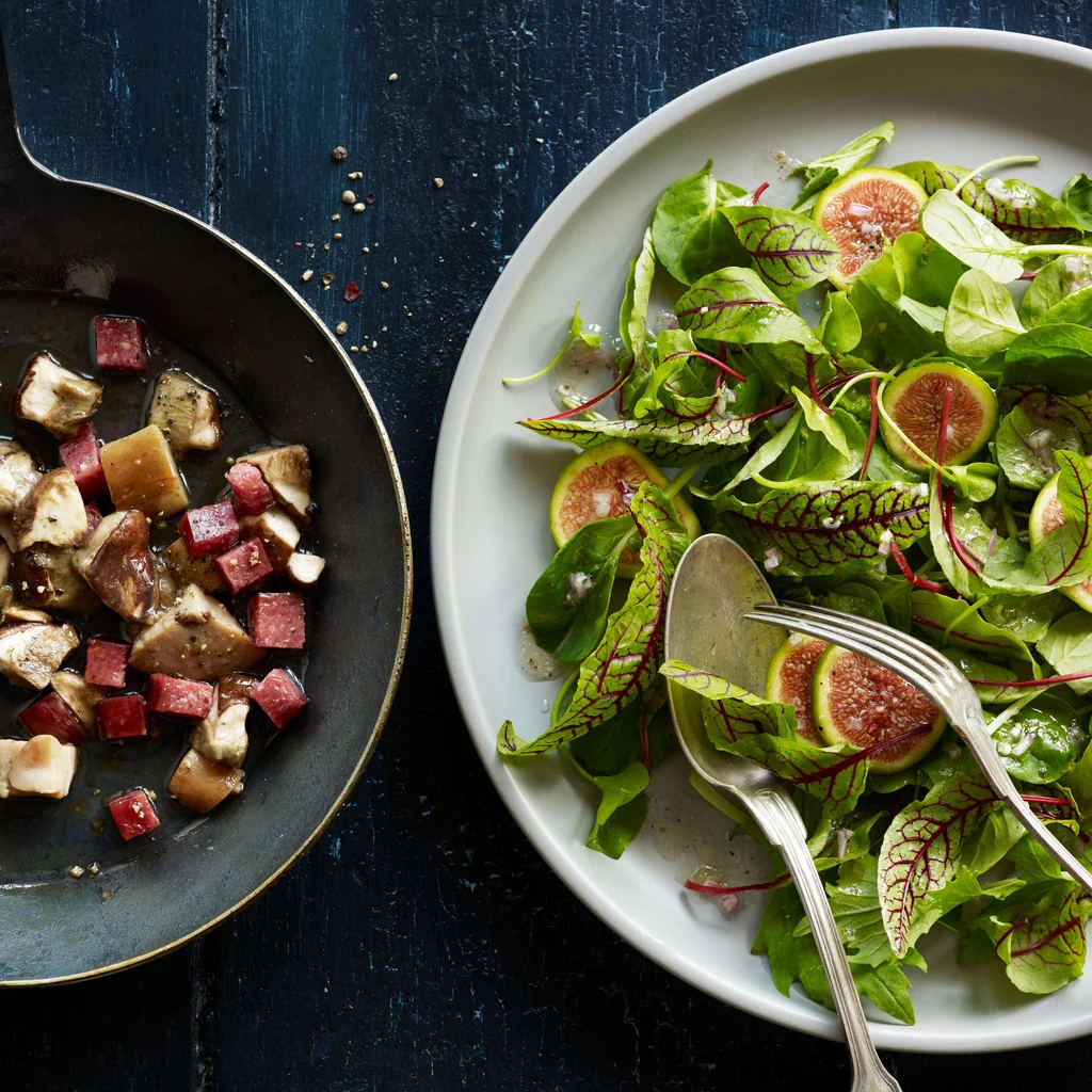 Salade avec bolets, salsiz de cerf et vinaigrette à la figue