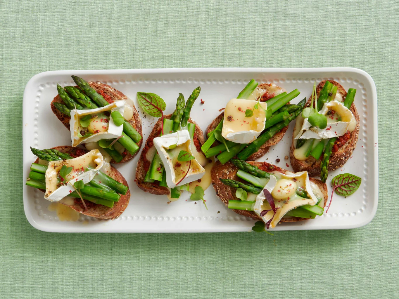 Gebackene Spargelbrötchen mit Weichkäse