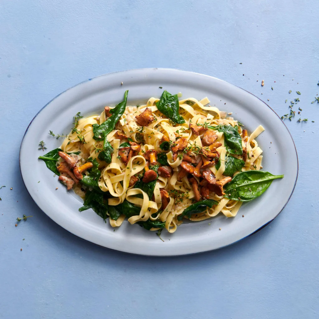 Tagliatelle ai funghi con spinaci
