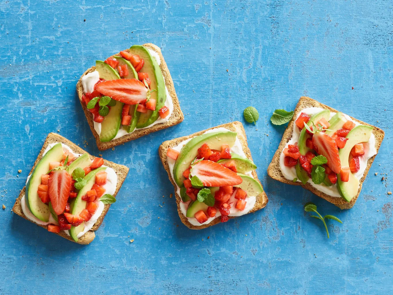 Toast à l'avocat et aux fraises