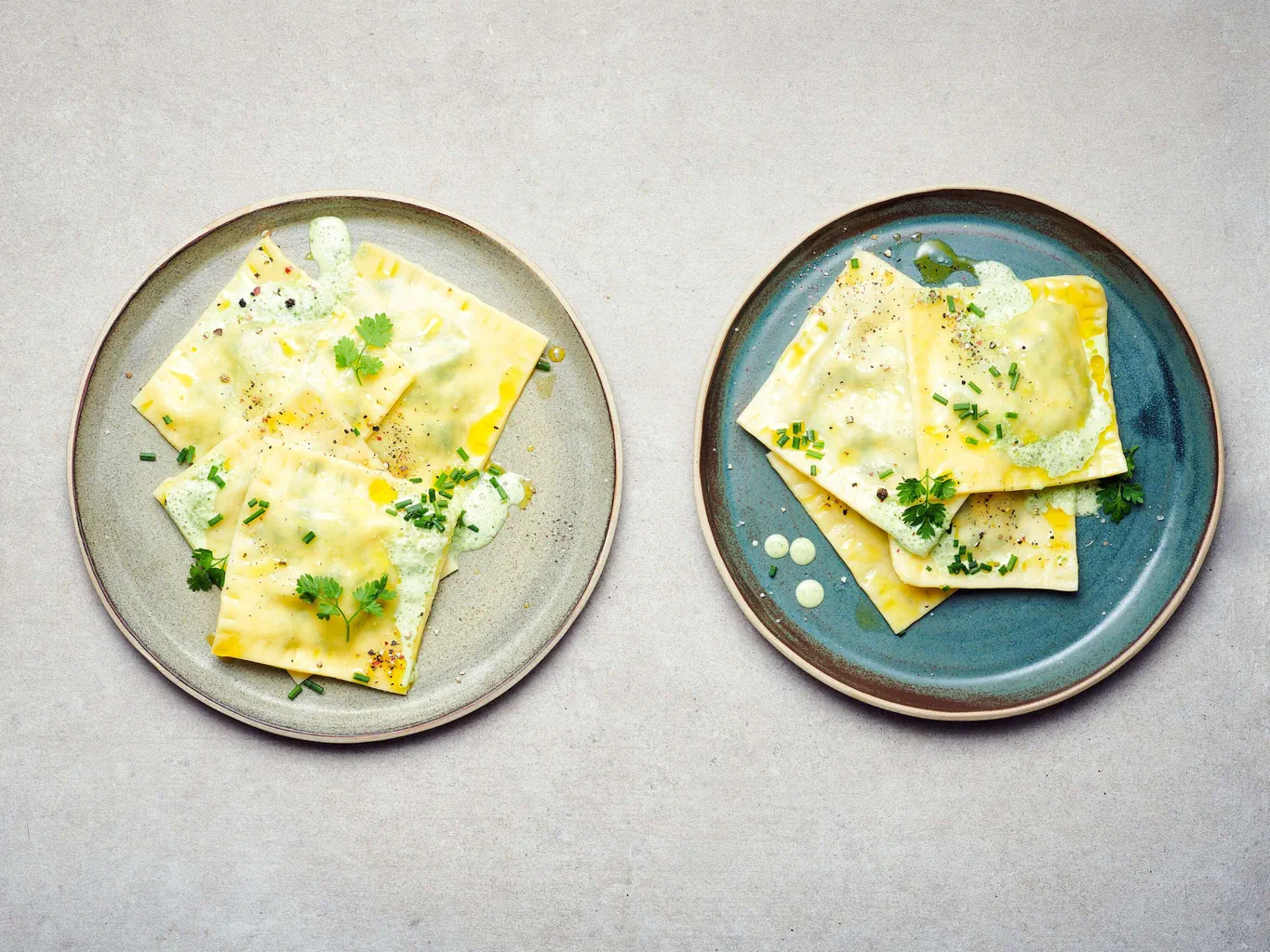 Frühlingsravioli mit Kräuterschaum
