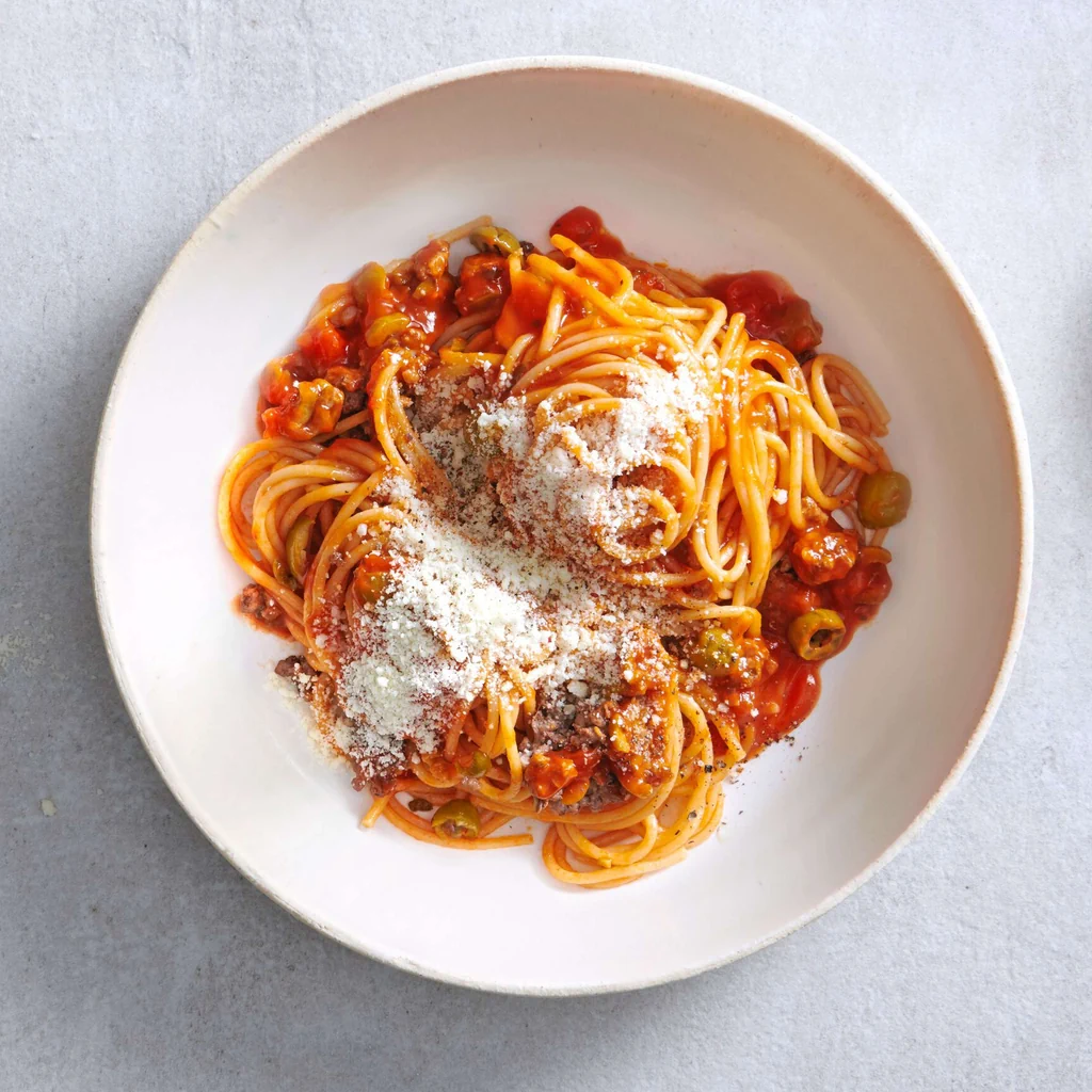 Spaghetti mit Bolognese und Oliven 