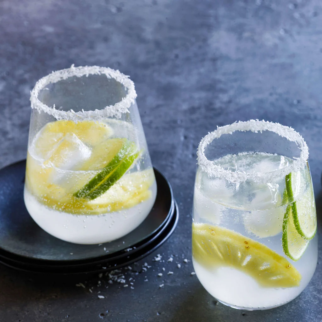 Acqua aromatizzata con cocco, ananas e limetta