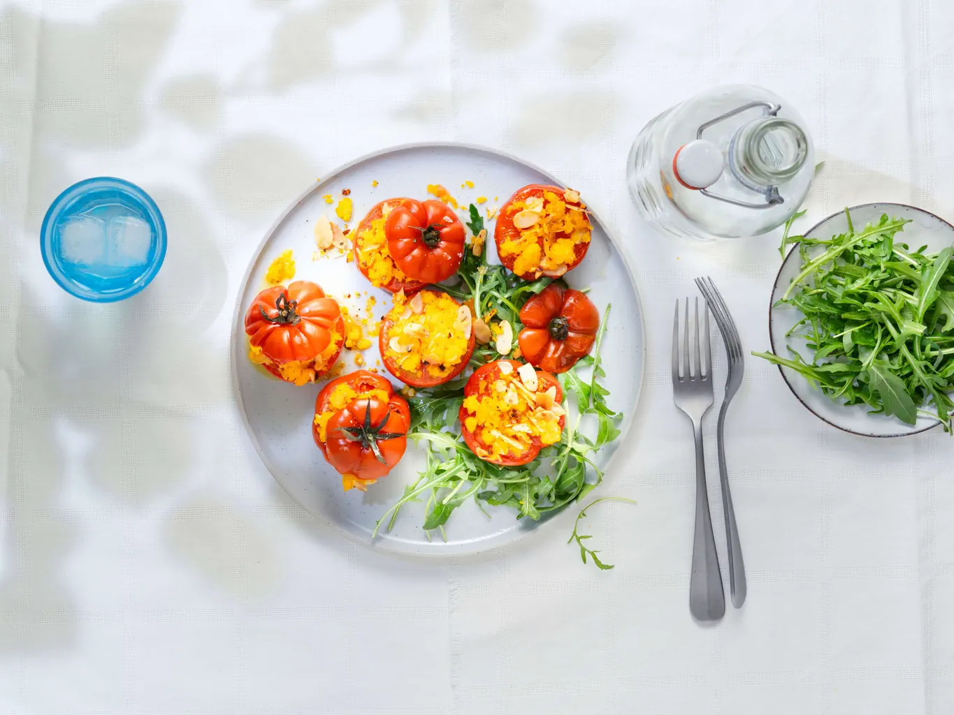 Tomaten mit Polenta-Mandel-Streusel