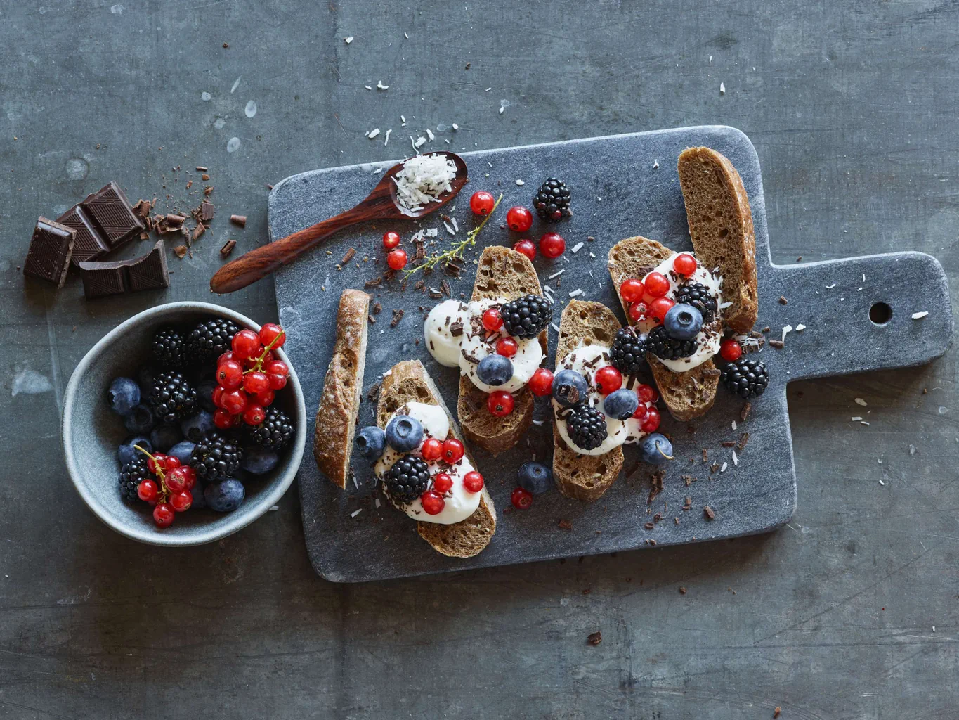 Brötchen mit Quark, Beeren und Schokolade