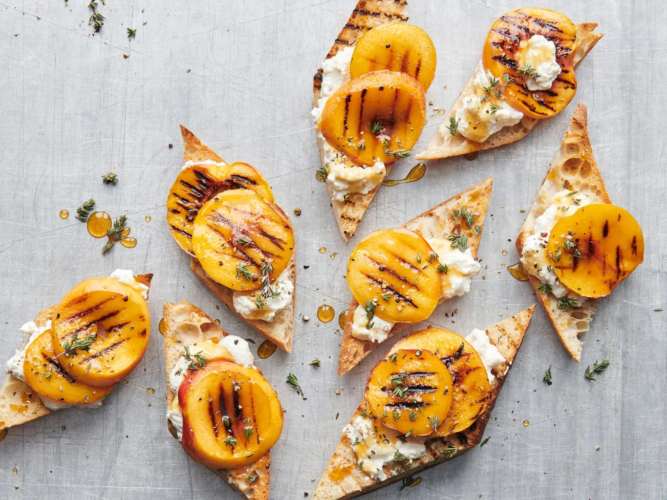 Crostini à la nectarine grillée