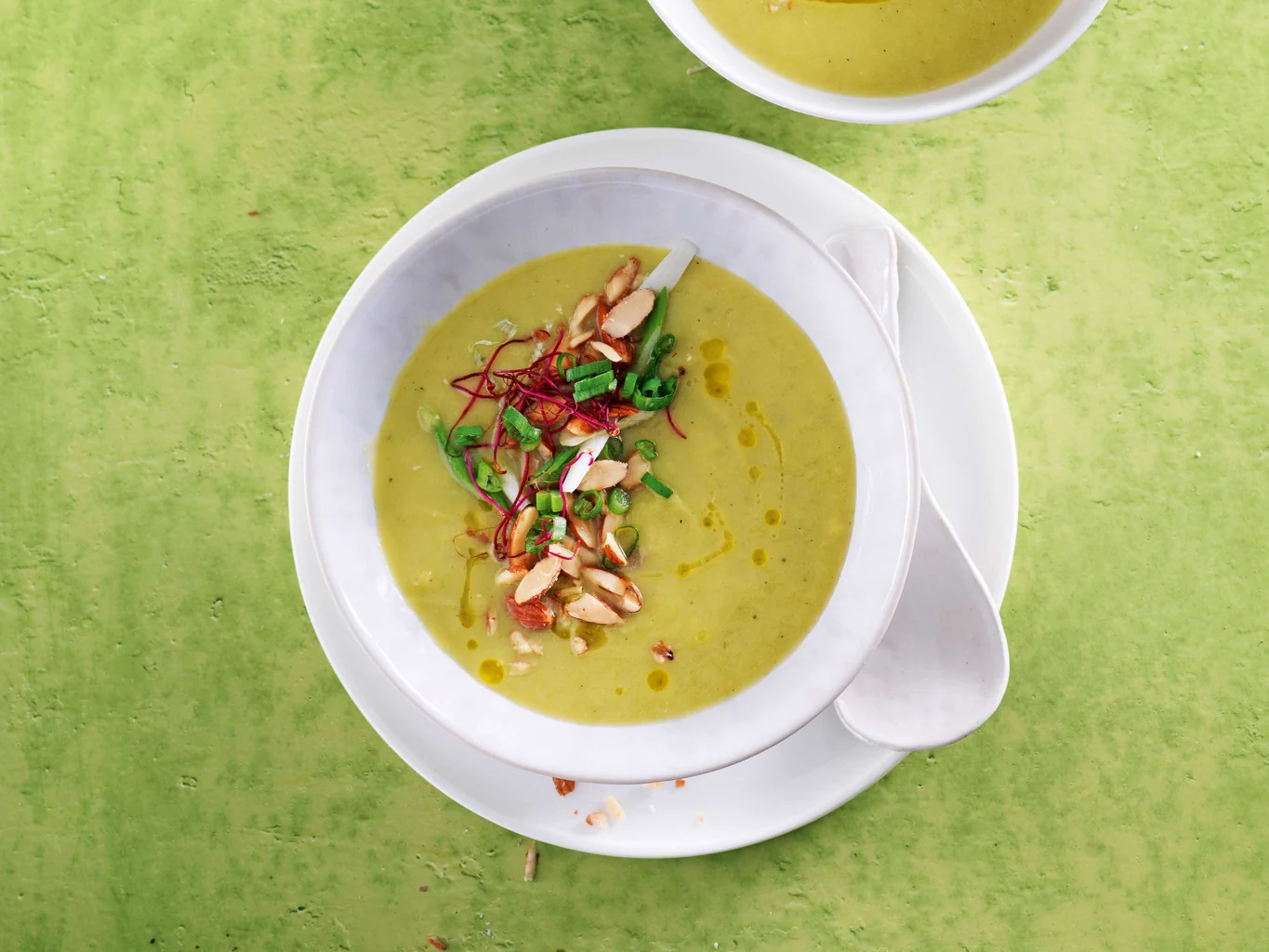 Velouté aux asperges avec topping aux amandes fumées