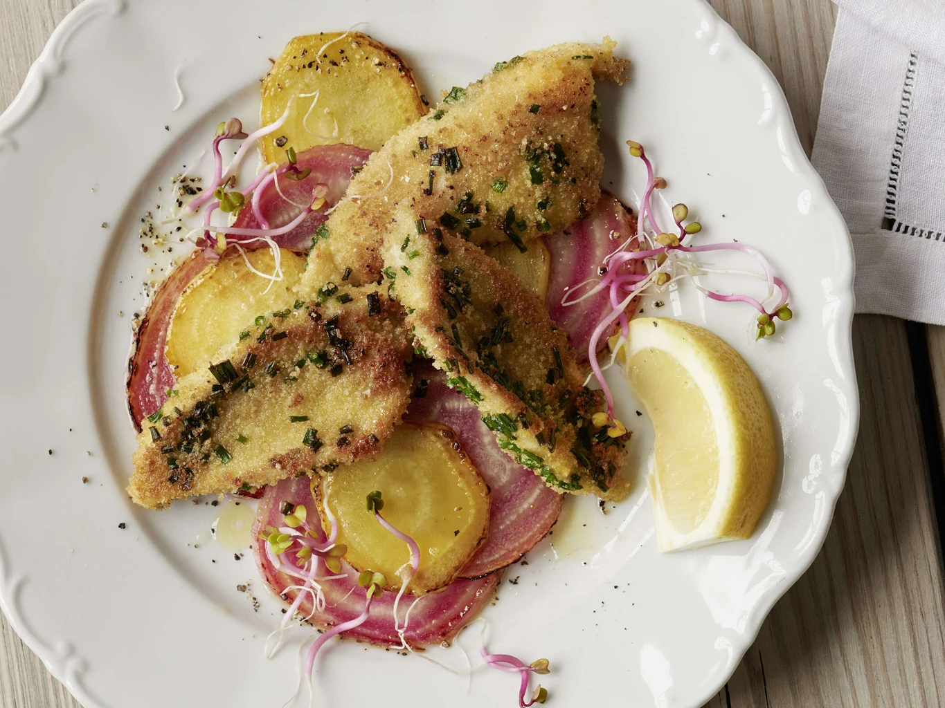 Eglifilets in Schnittlauch-Panade auf Randen