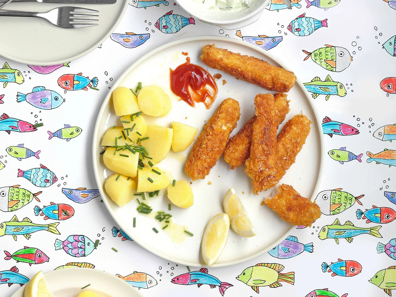 Bastoncini di pesce croccanti con yogurt al cetriolo