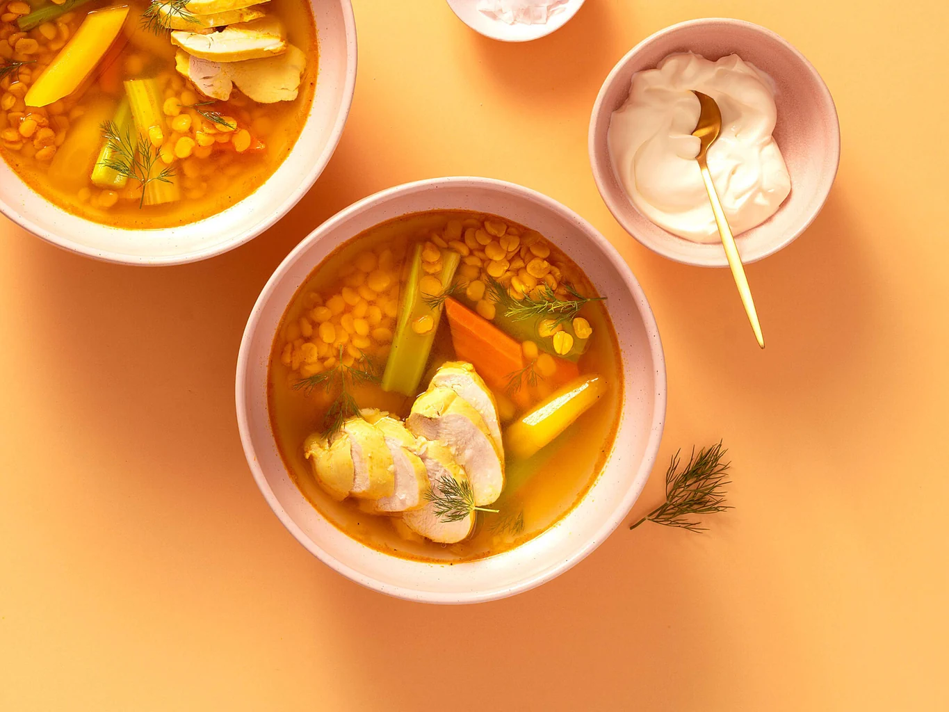 Poulet-Gelberbsen-Suppe mit Dill