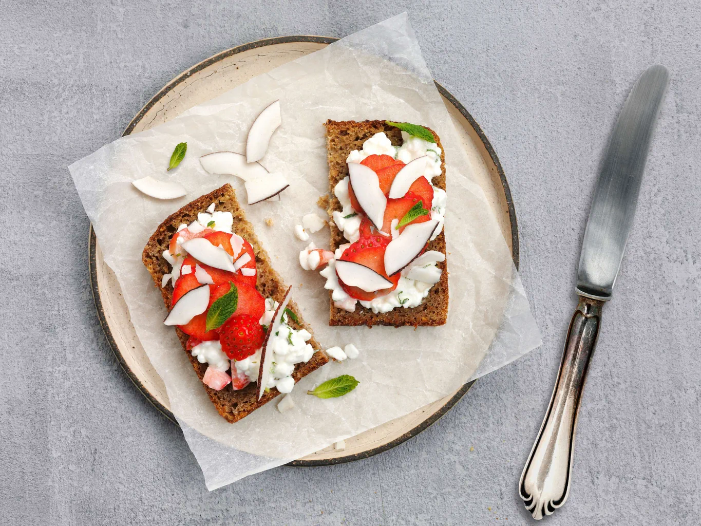 Pain protéiné avec cottage cheese et fraises