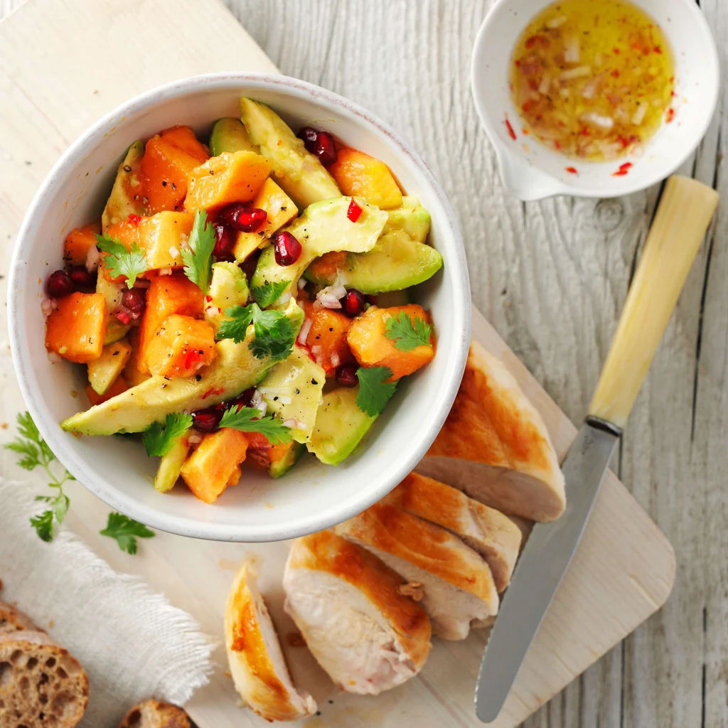 Salade d'avocat et de papaye avec vinaigrette au piment et poulet