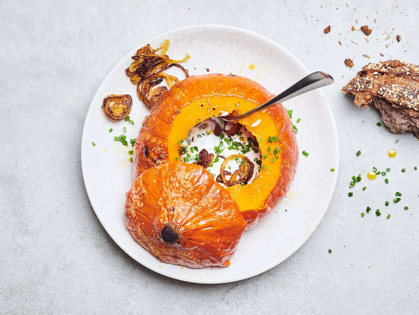 Zucca con yogurt e cipolle arrostite