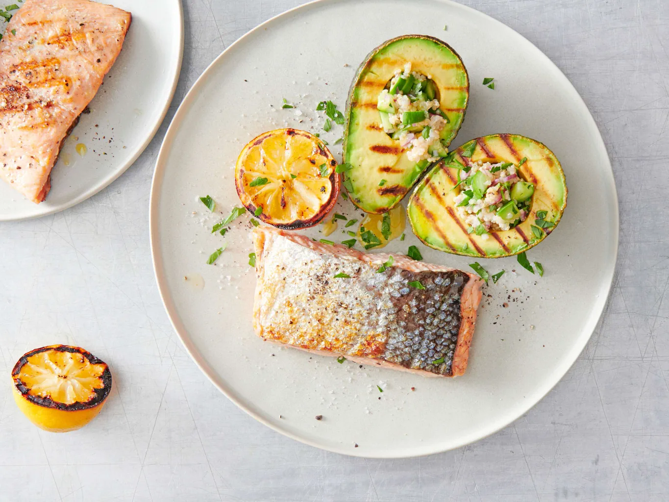 Lachs mit gefüllter Grill-Avocado