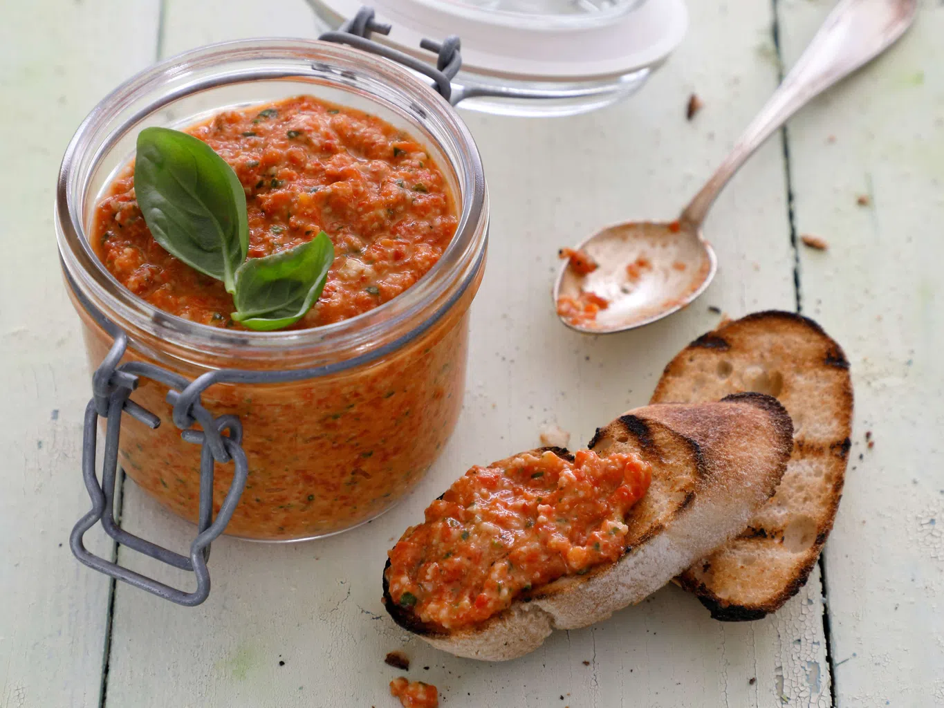 Rotes Peperoni-Pesto