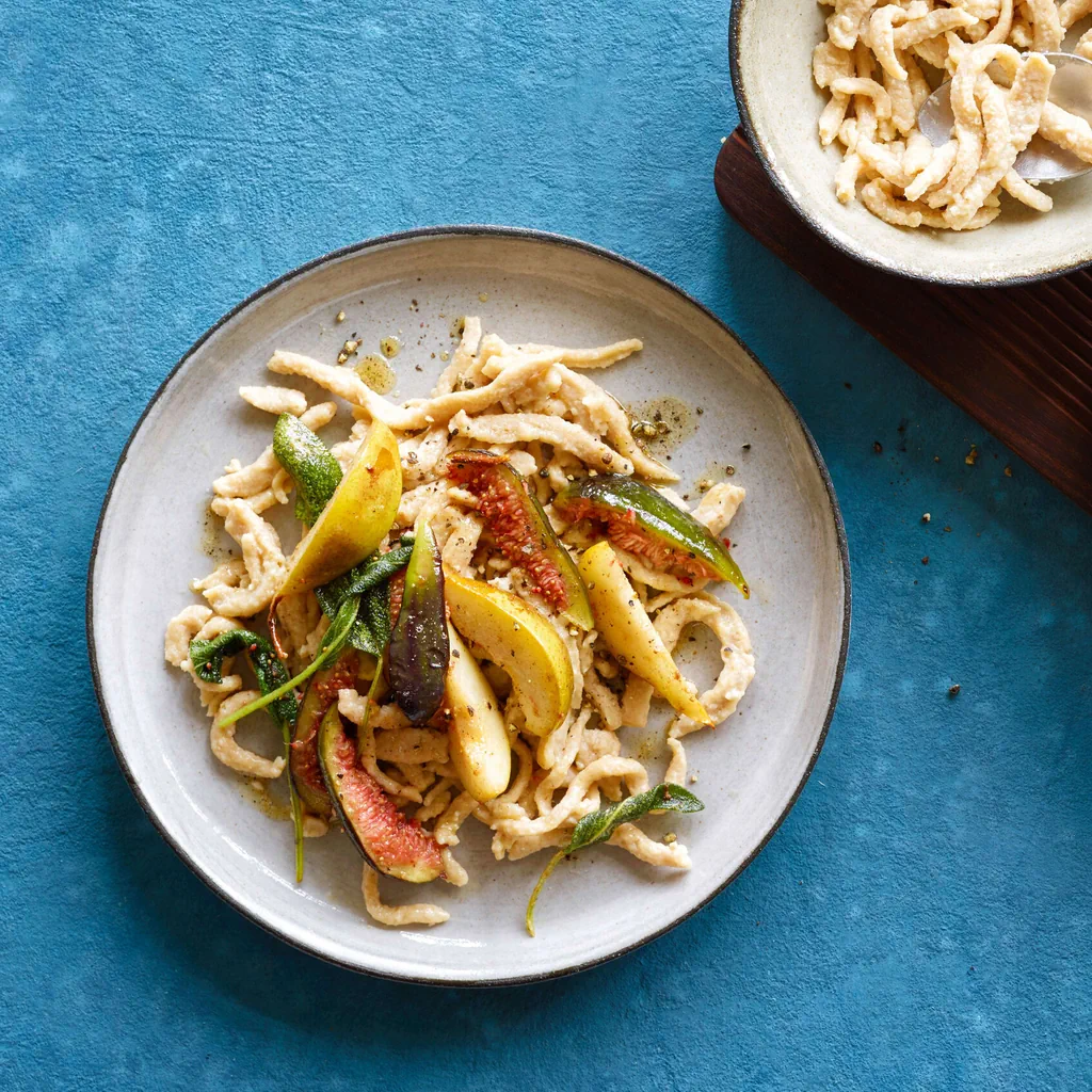 Spätzli aux noix avec sauge et fruits
