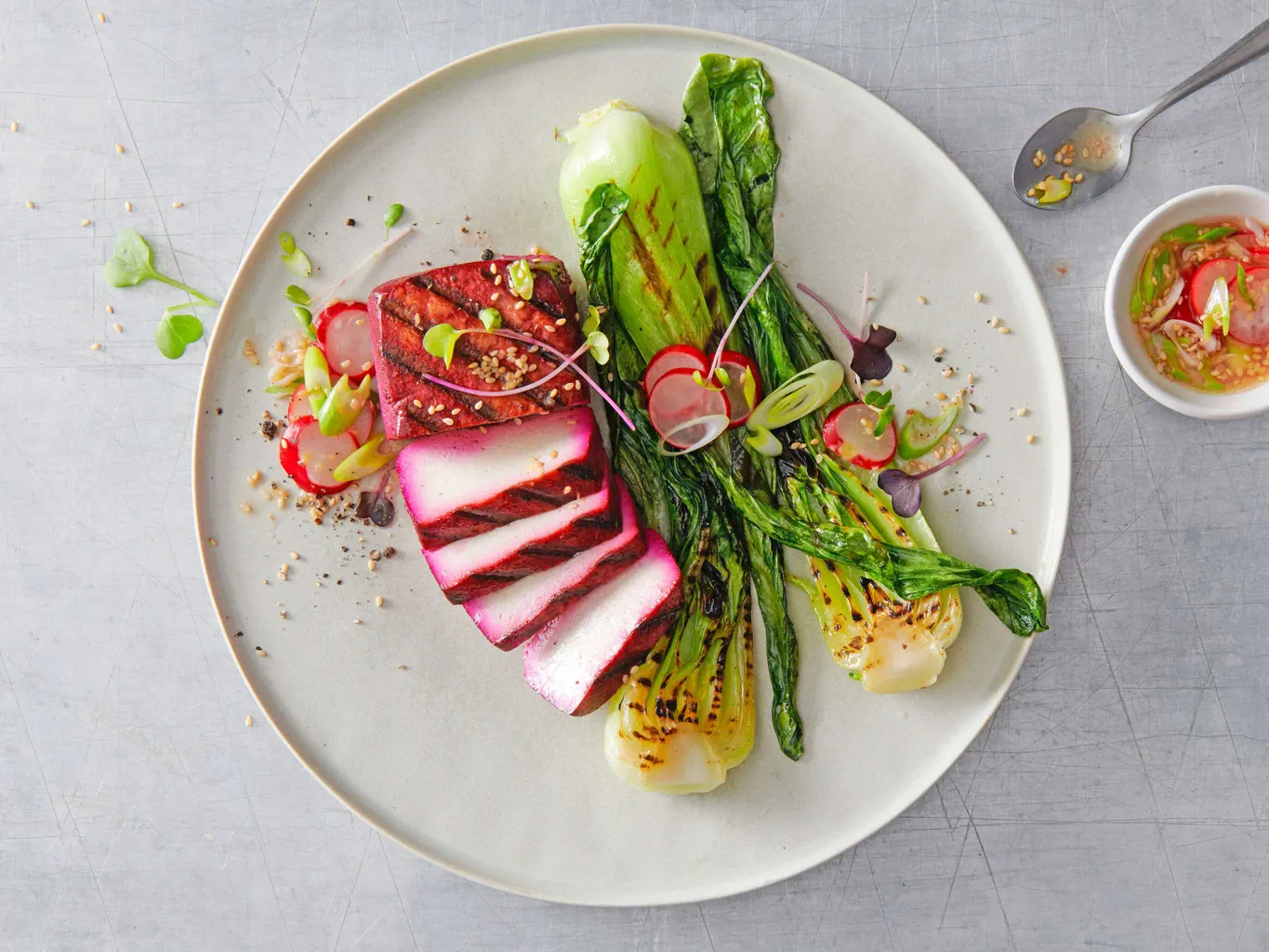 Rot marinierter Tofu mit Pak-Choi