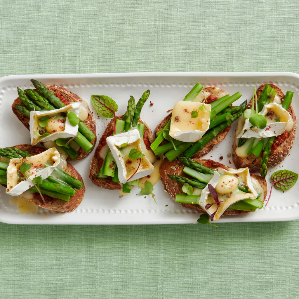 Crostini aux asperges et au fromage à pâte molle