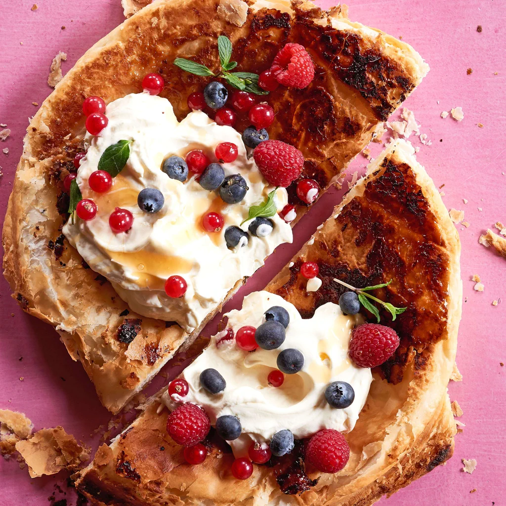 Honig-Tarte mit Beeren