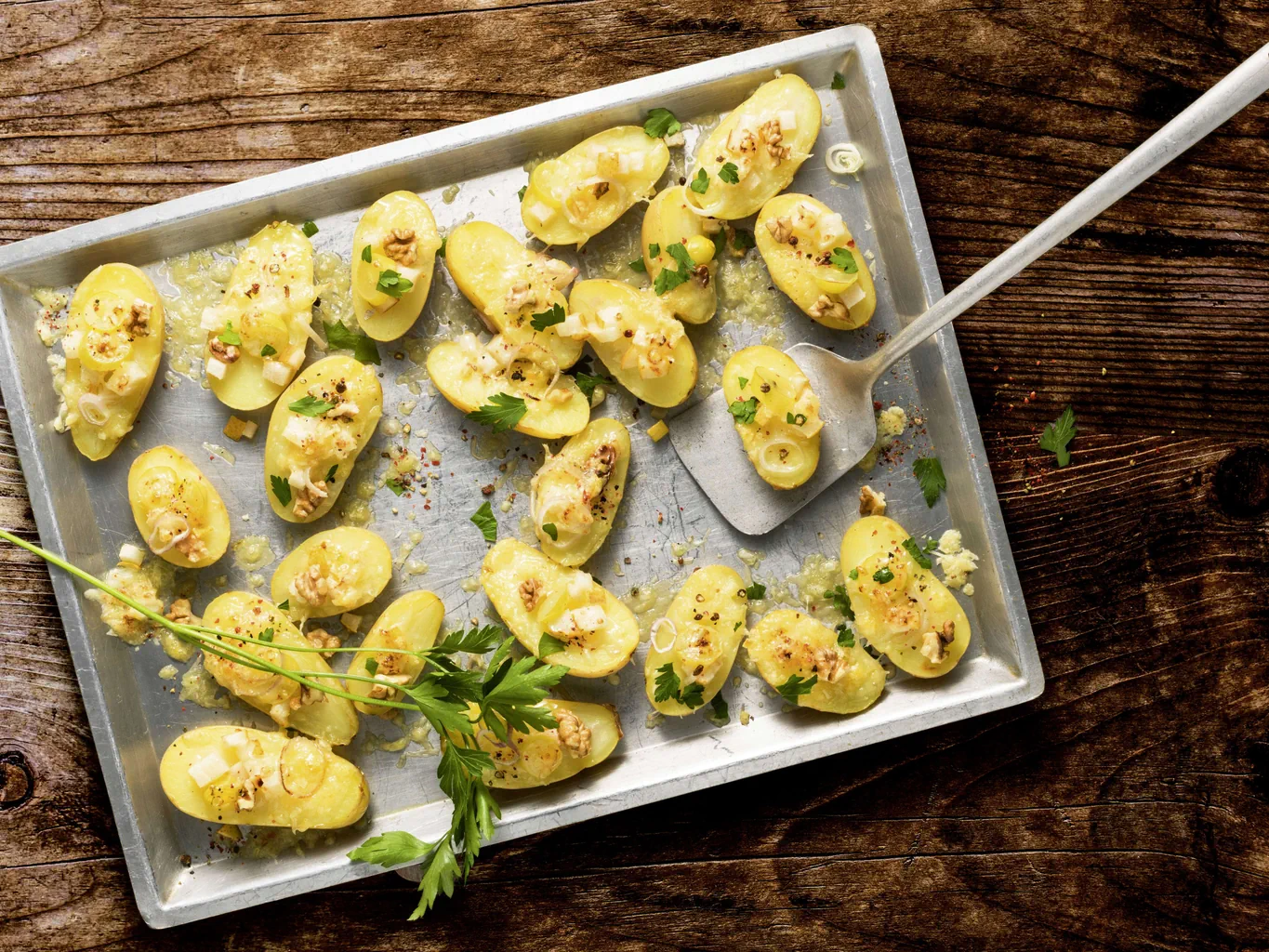 Überbackene Kartoffeln mit Käse und Trauben