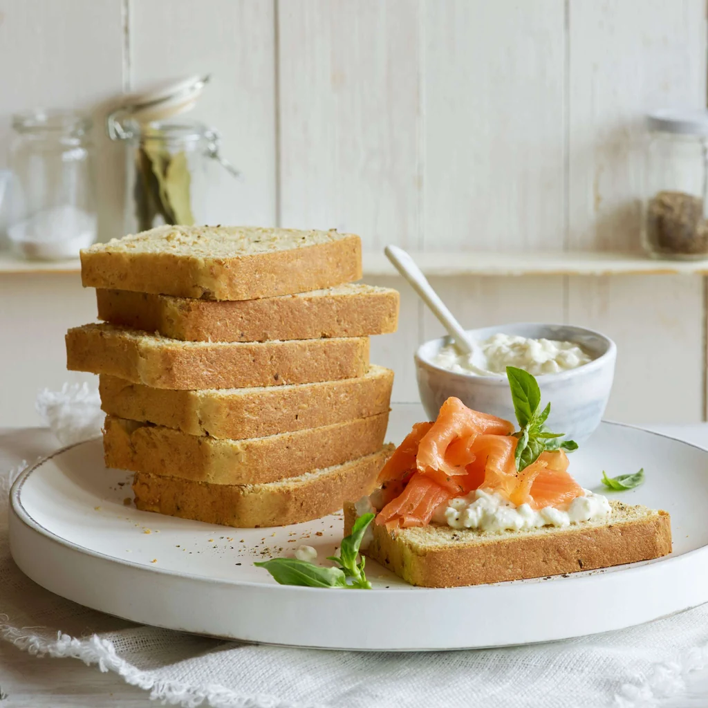 Pane per toast alle erbe farcito con salmone
