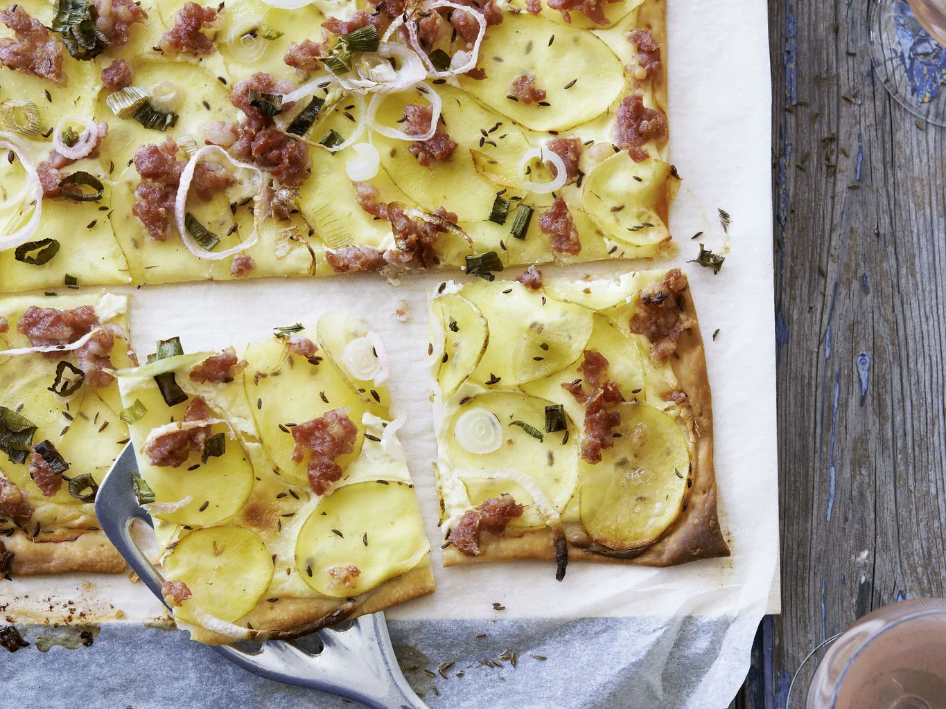 Tarte flambée aux pommes de terre avec saucisson