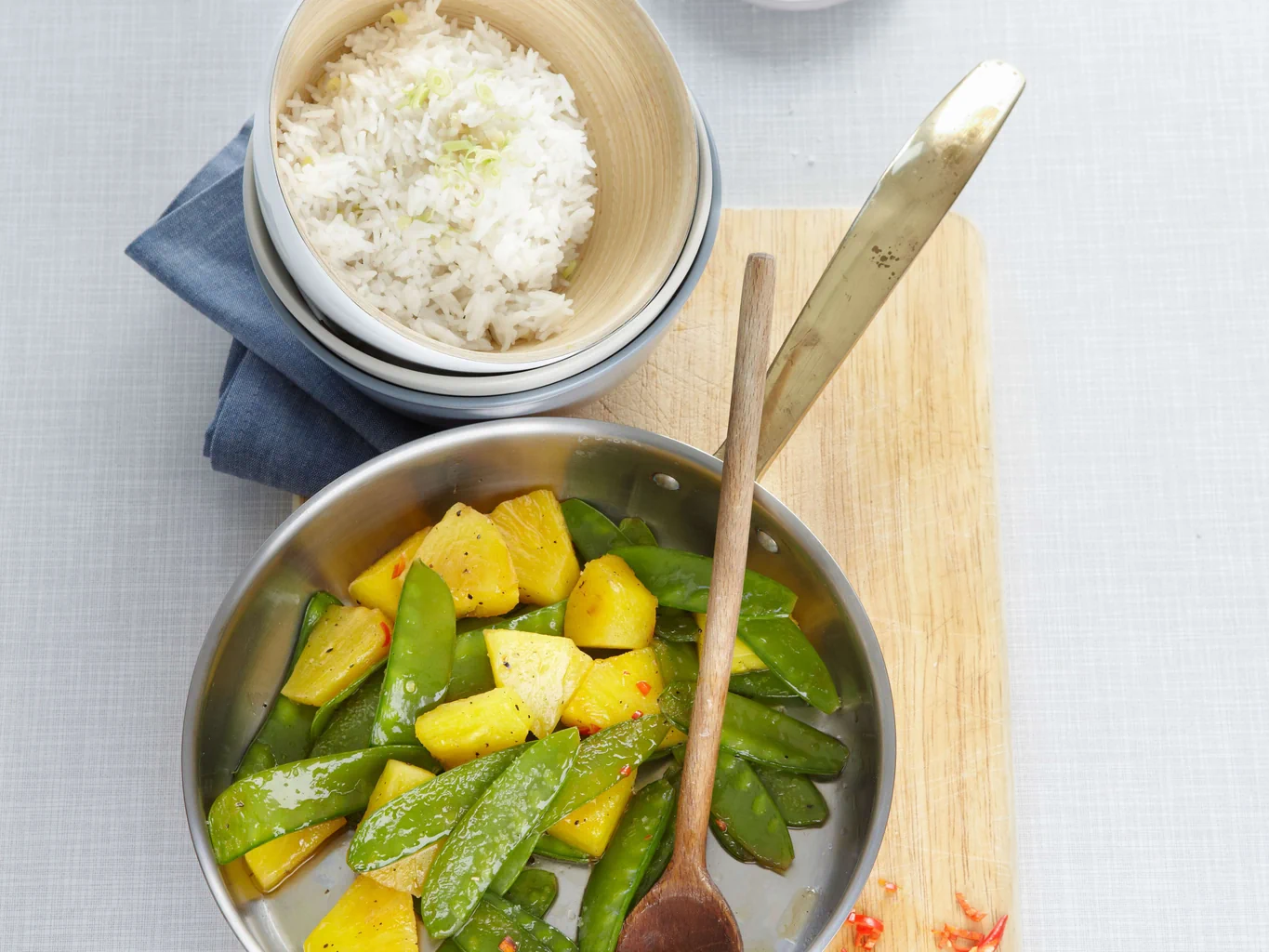 Kokosreis mit Ananas und Kefen