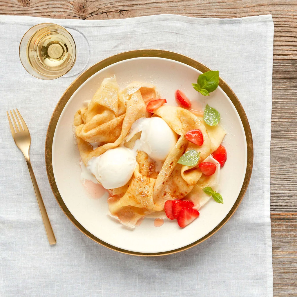 Crêpes mit Glace und Erdbeeren 