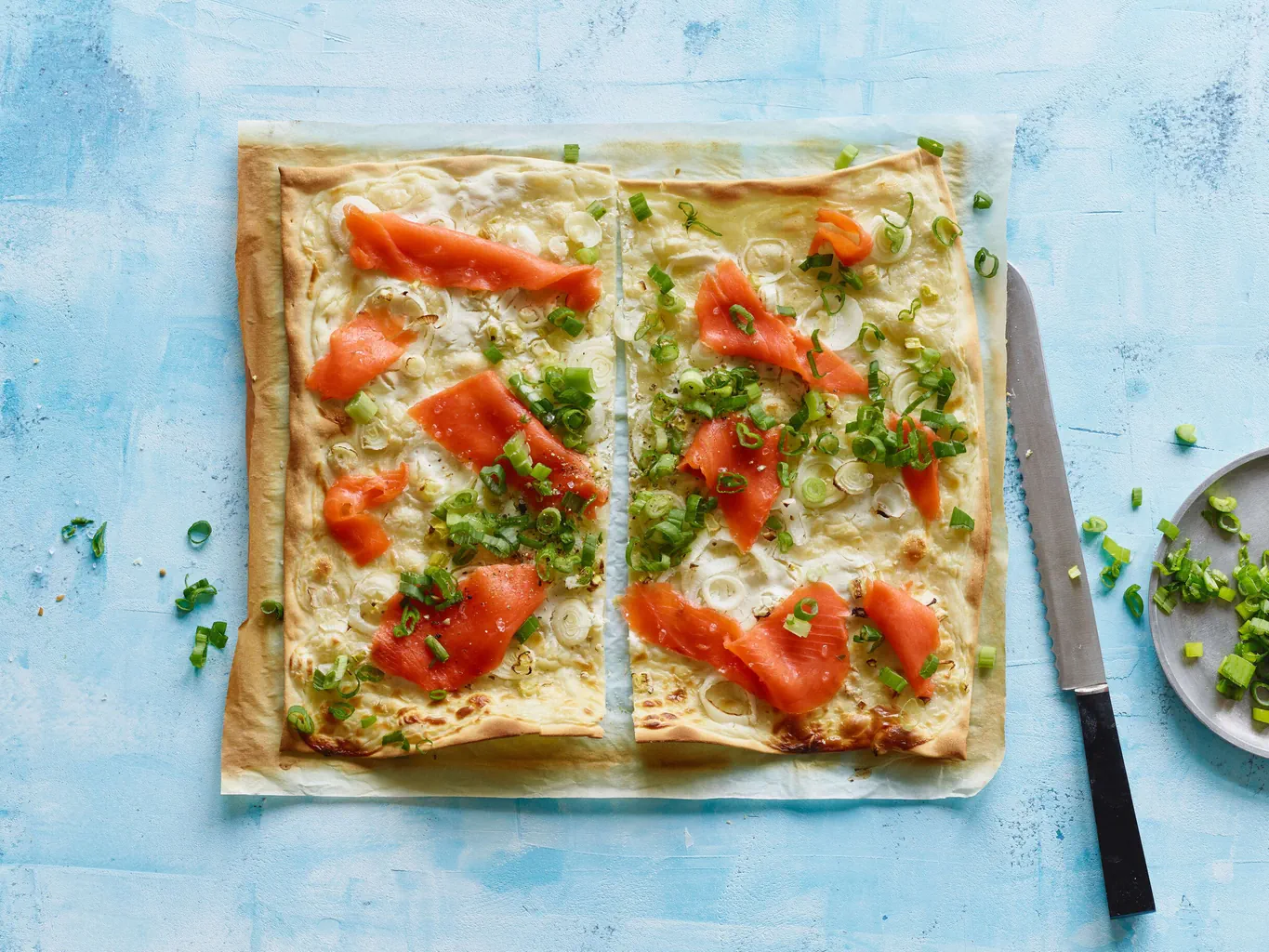 Flammkuchen mit geräuchertem Lachs