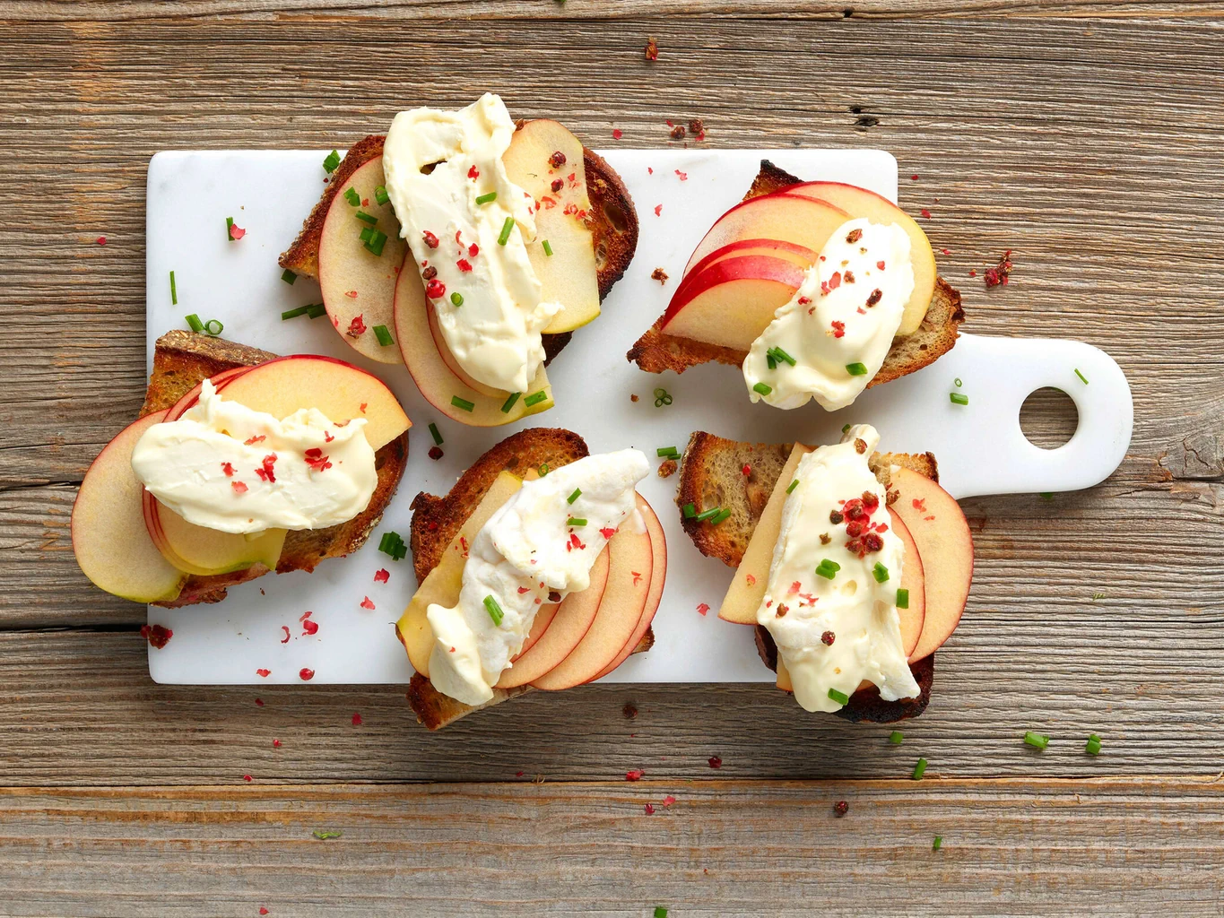 Canapé al formaggio e alla mela