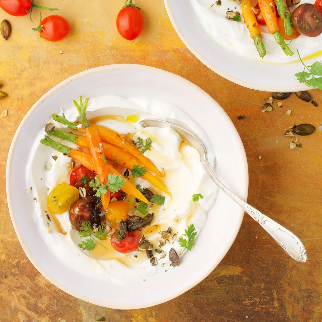 Bowl di yogurt salato con verdure e miele
