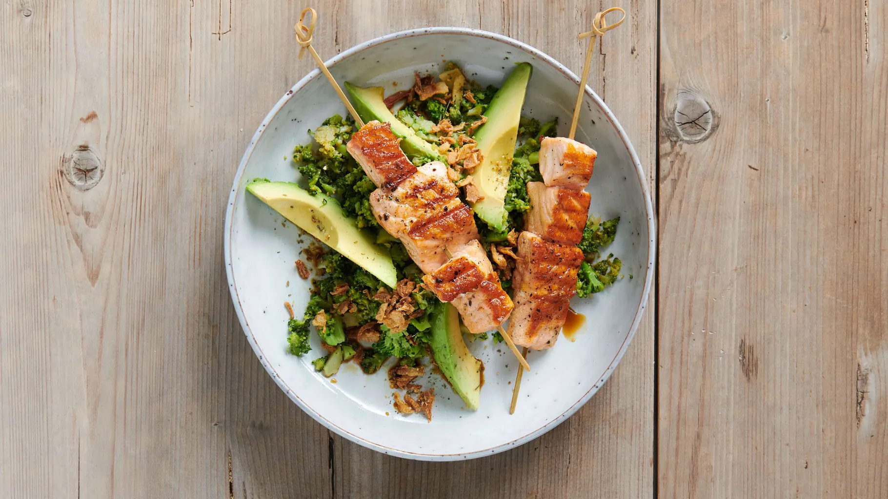 Brochettes de saumon avec brocoli