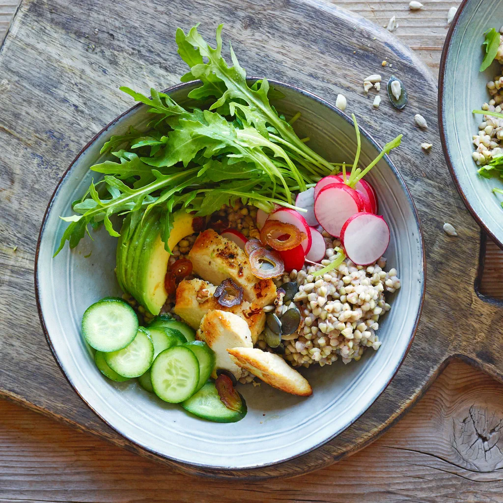 Bowl d’insalata con pollo
