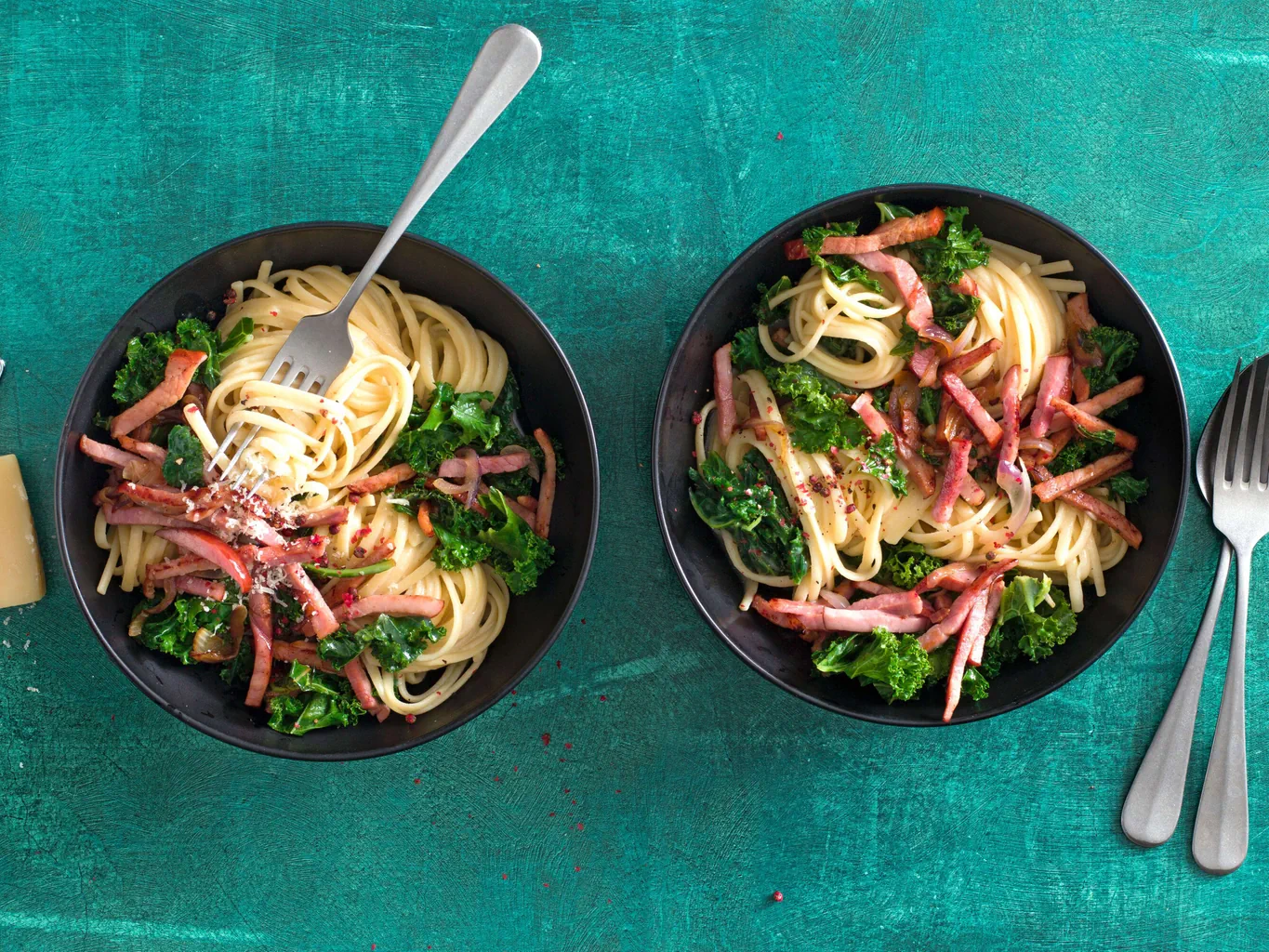 Pasta con prosciutto e cavolo piuma