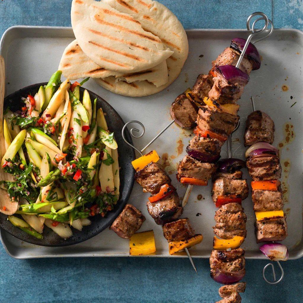 Brochette d'agneau avec salade d'asperges crues