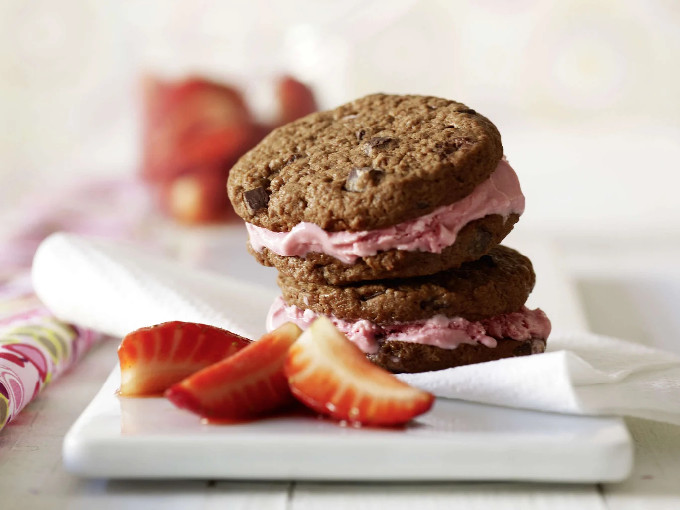 Glacesandwich mit Erdbeeren