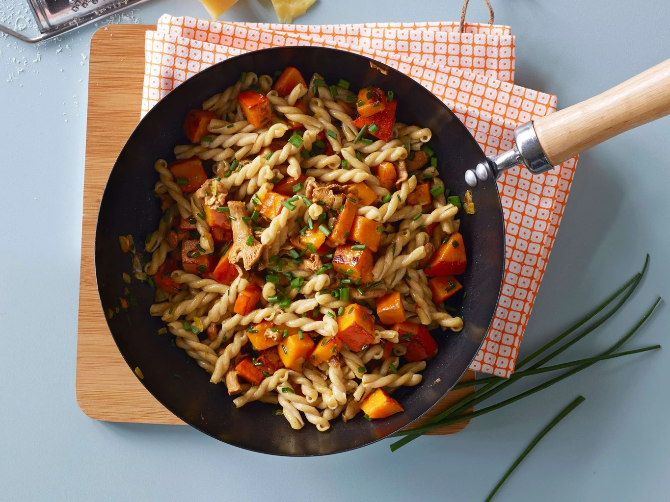 Poêlée de pâtes à la courge et aux champignons