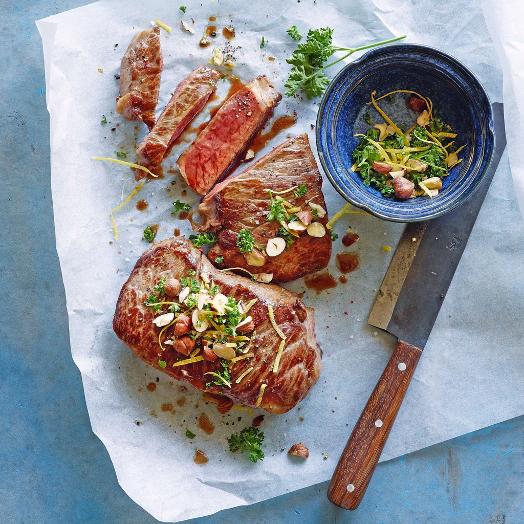 Entrecôte con gremolata di prezzemolo e nocciole
