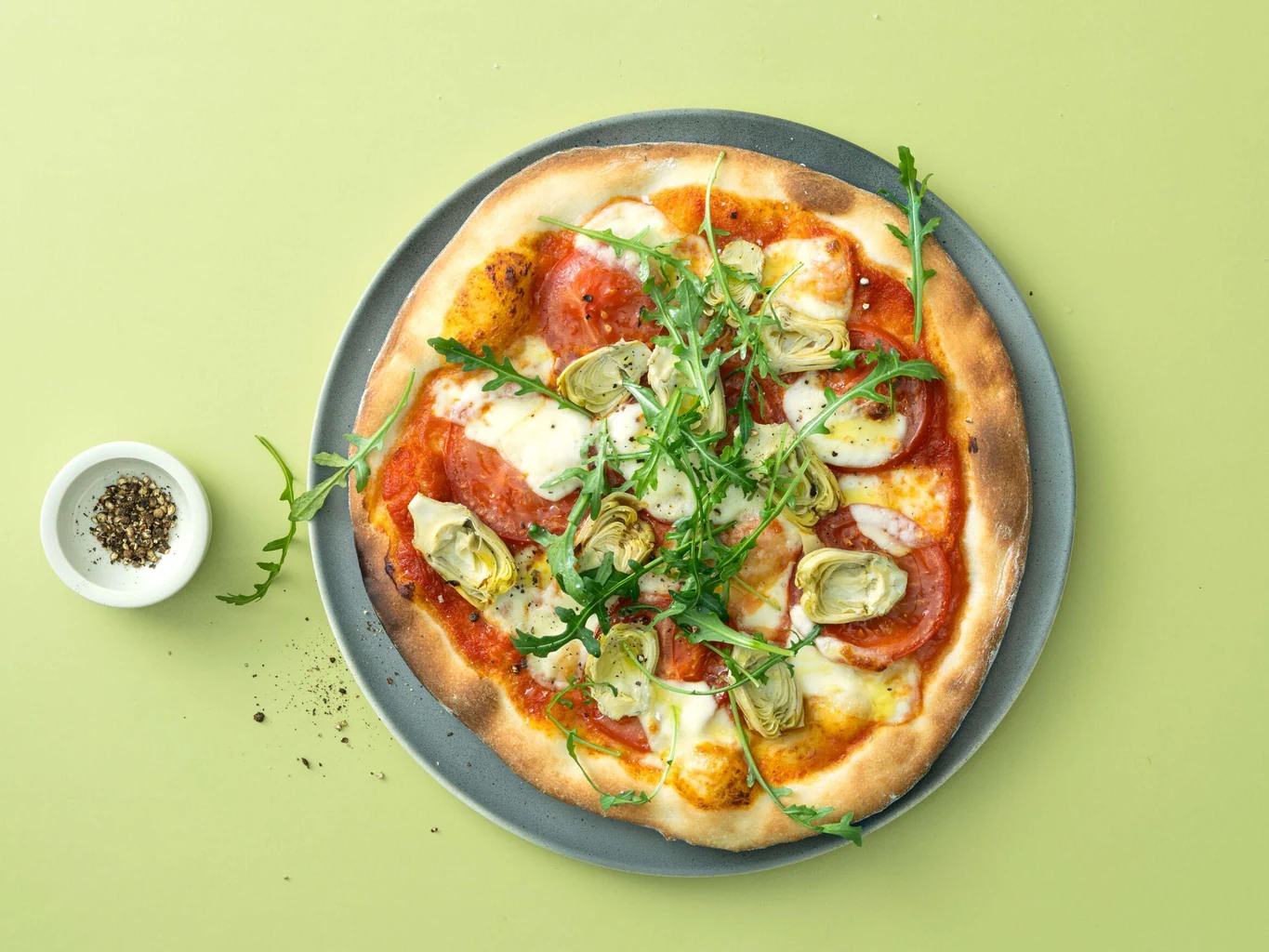Pizza avec artichauts et roquette