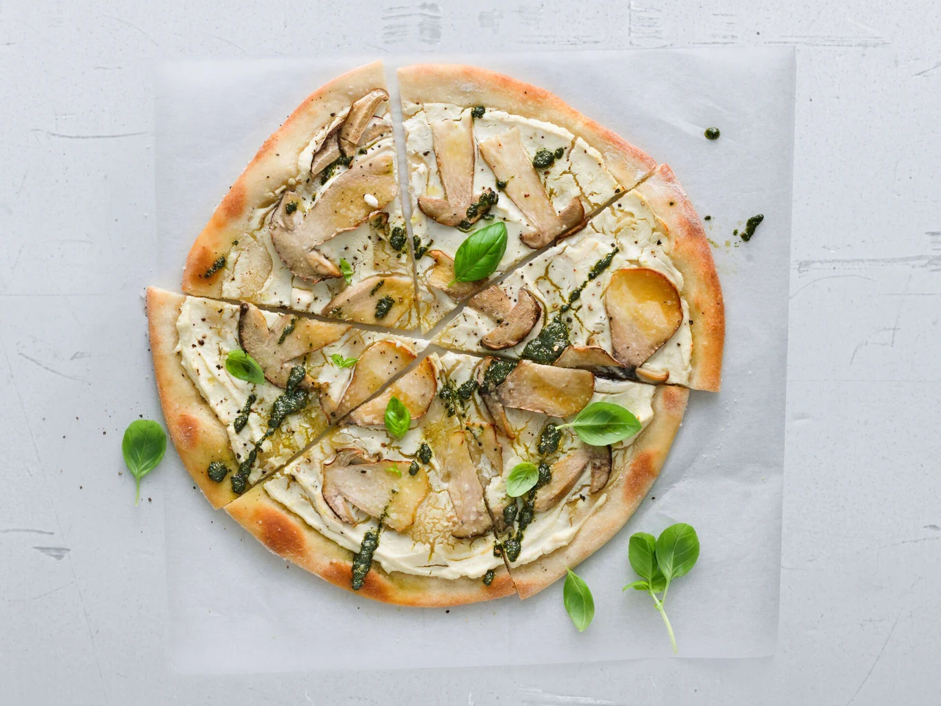 Pizza bianca mit Steinpilzen