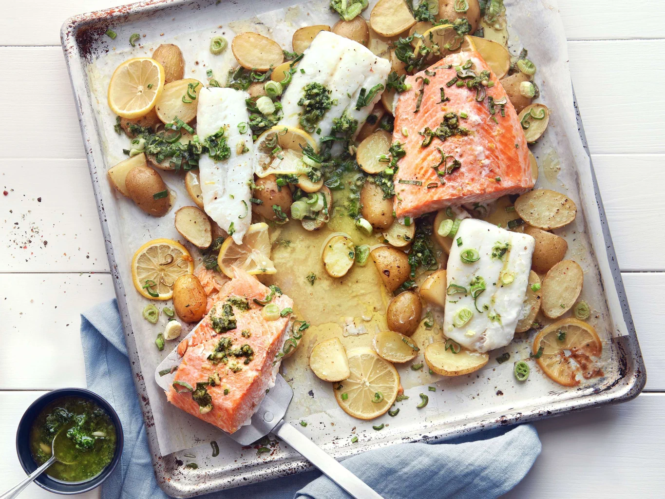Fischfilets auf Kartoffeln mit Kräuterpesto